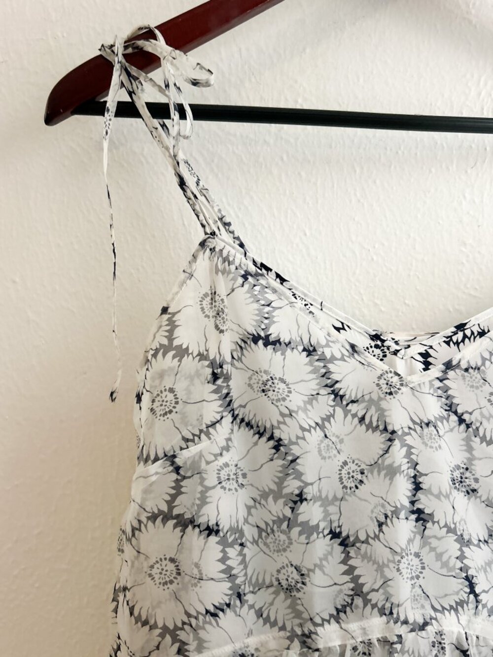 Cinq a Sept Esther Floral Ruffle Hem 100% Silk Top | XS - Picture 4 of 10